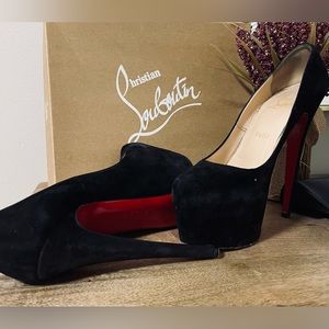 Shoe size 39, but I think it still fits size 38